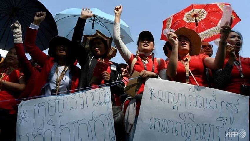 cambodia casino staff strike over pay at billion dollar gambling den