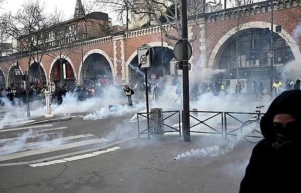 French government offers compromise to end transport strike