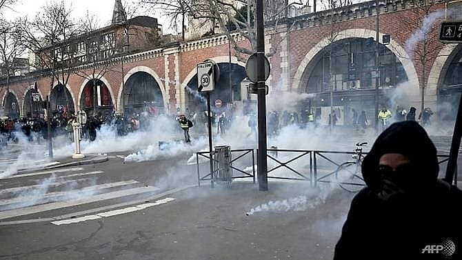 french government offers compromise to end transport strike