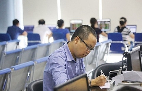 VN stocks mixed, liquidity remains low