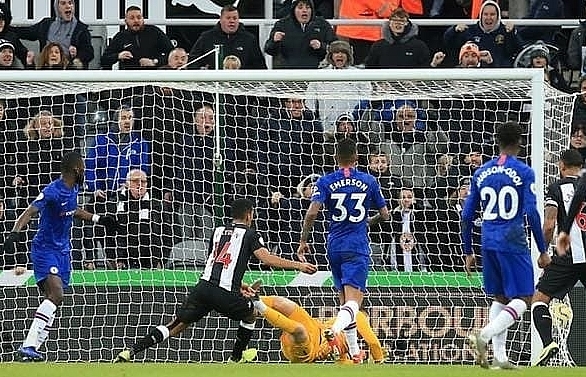 Chelsea rocked as Hayden's late strike lifts Newcastle
