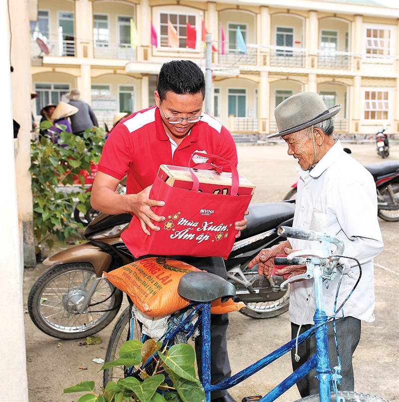 p57 heineken vietnam brings a warm spring to people in need
