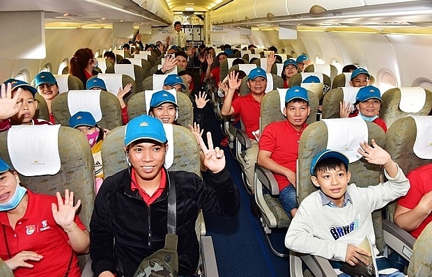 Vietnam Airlines flies outstanding workers home for Tet