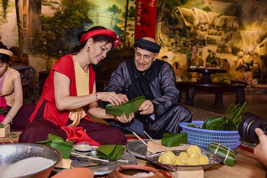 international friends enjoy vietnamese tet experience