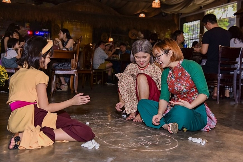 international friends enjoy vietnamese tet experience