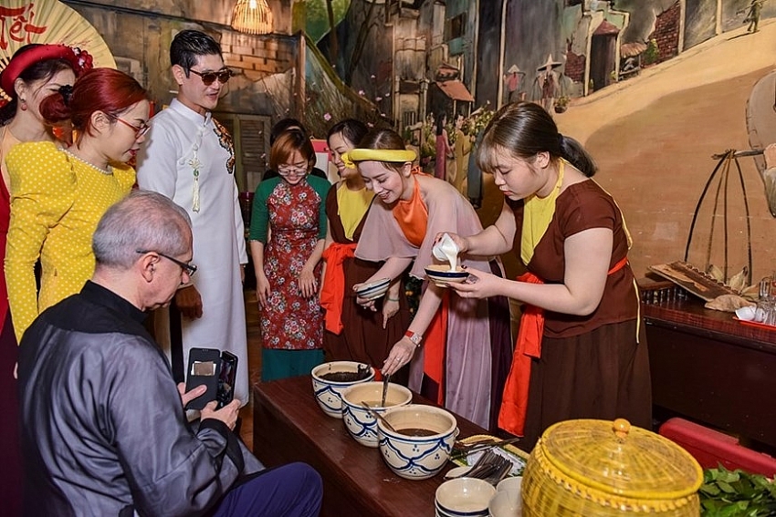 international friends enjoy vietnamese tet experience