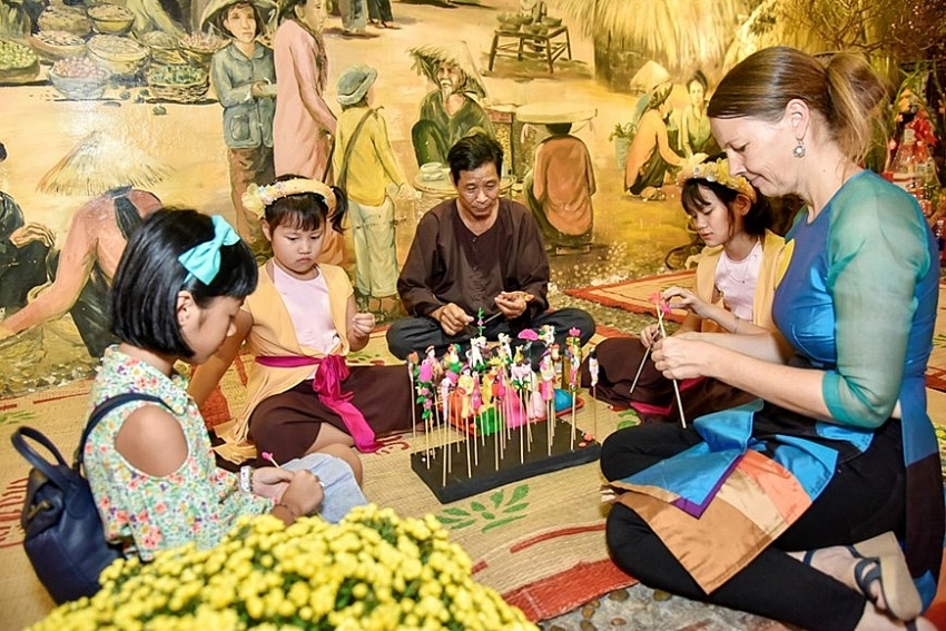 international friends enjoy vietnamese tet experience