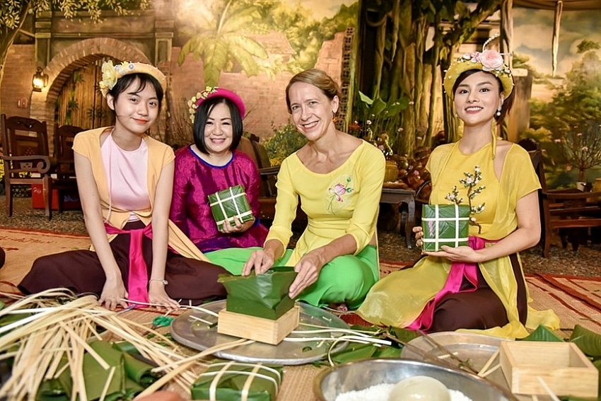 international friends enjoy vietnamese tet experience