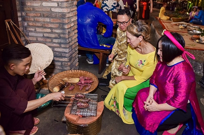 international friends enjoy vietnamese tet experience