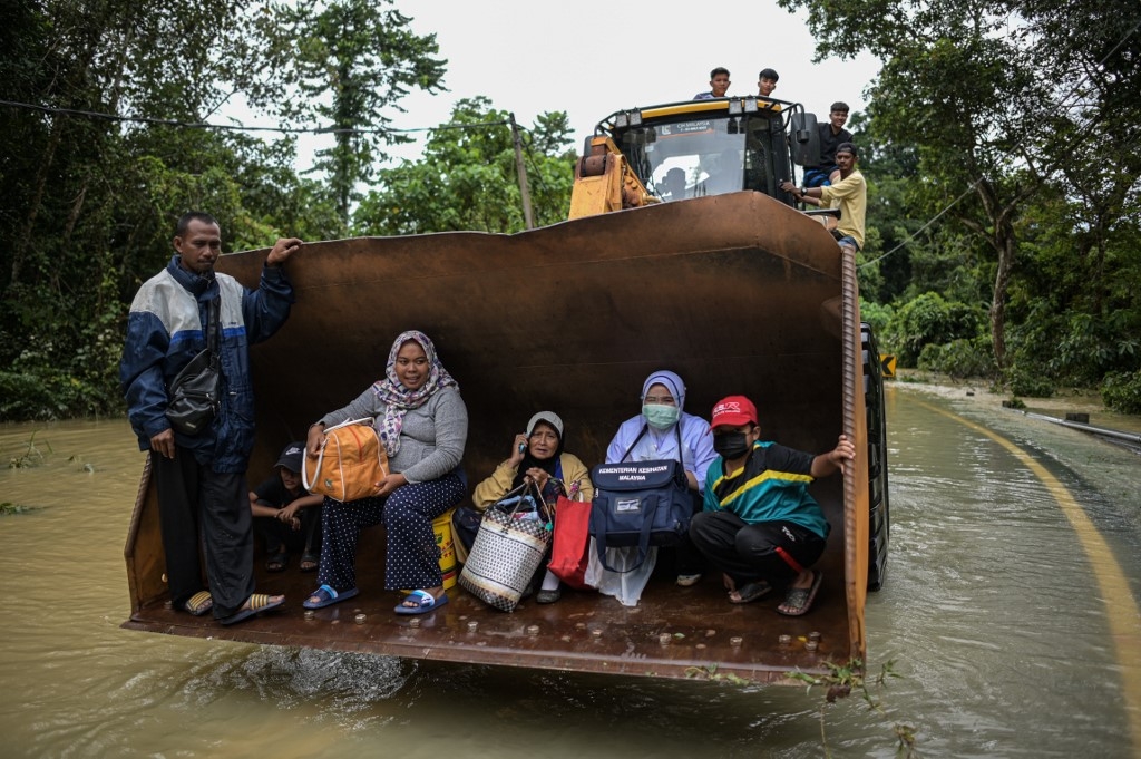 malaysian villagers escape floods on excavator as 28000 evacuated