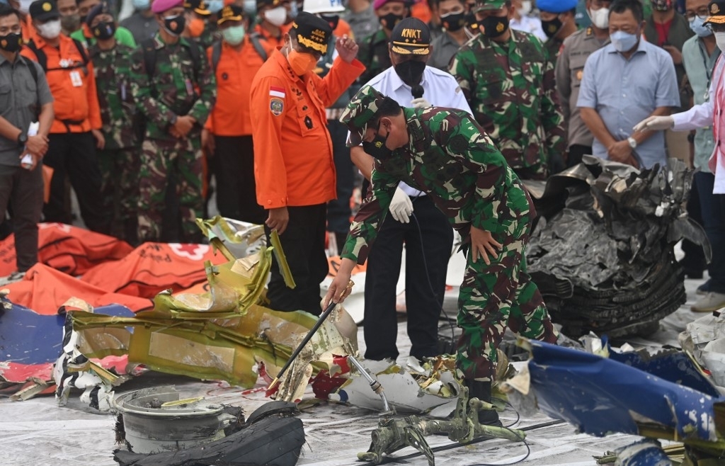 Indonesia divers search for crashed plane's second black box