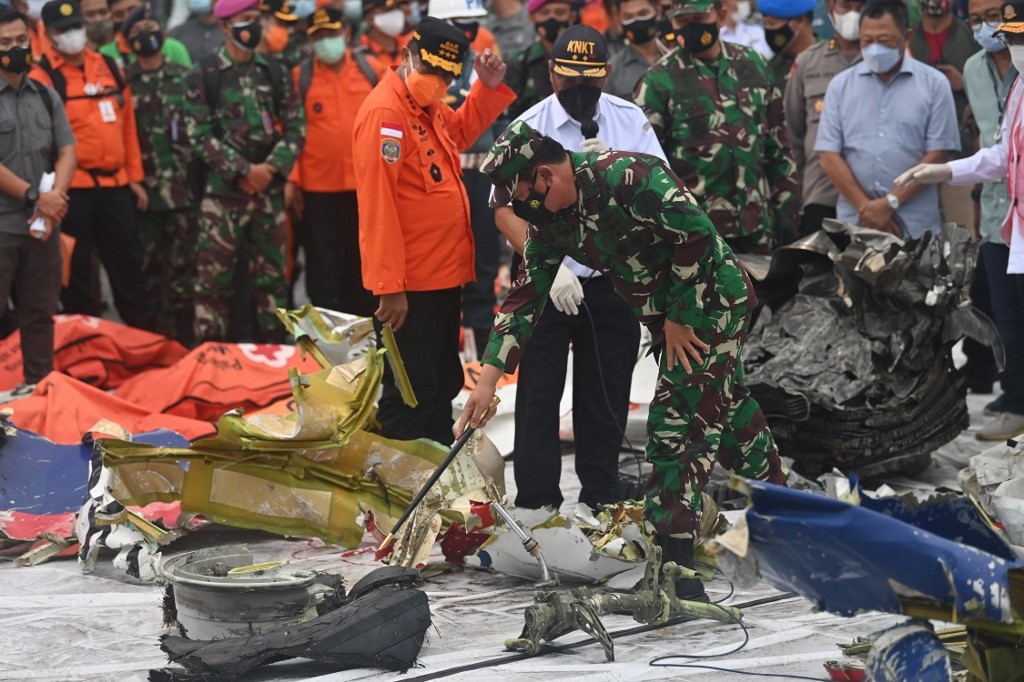 indonesia divers search for crashed planes second black box