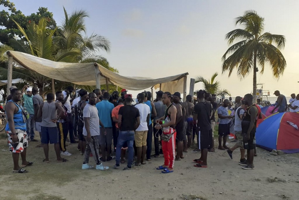covid strands 1000 cuban haitian migrants in colombia