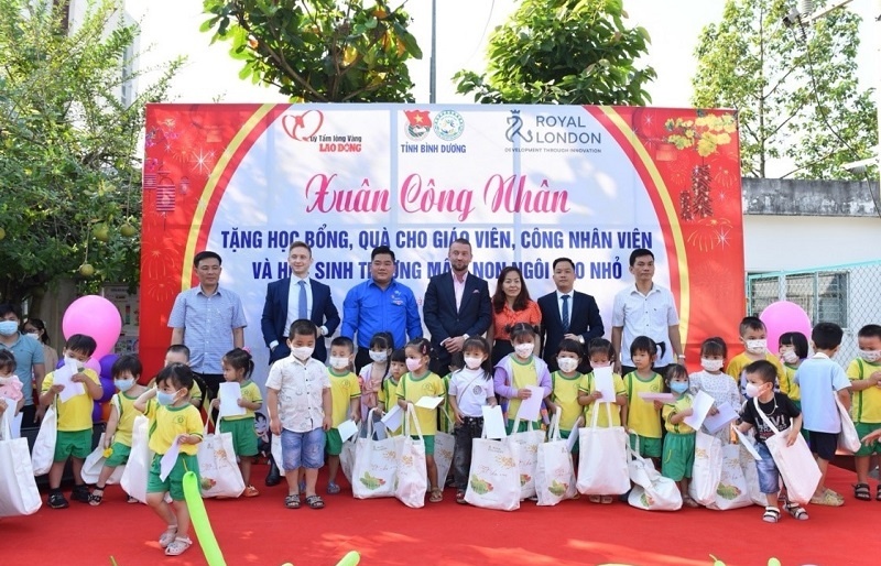 Ngoi Sao Nho Kindergarten received Lunar New Year donations from Royal London Vietnam