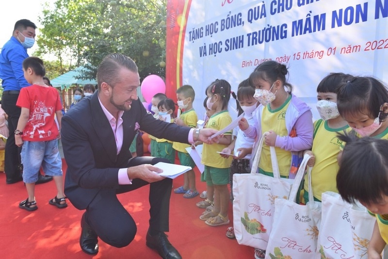 Ngoi Sao Nho Kindergarten received Lunar New Year donations from Royal London Vietnam