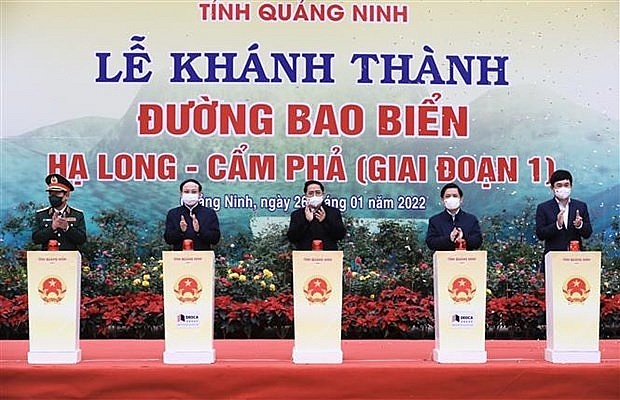Prime Minister Pham Minh Chinh (centre) and other delegates at the inauguration ceremony of Ha Long-Cam Pha coastal road (Photo: VNA)