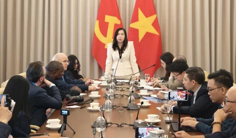 Deputy Foreign Minister meets int’l journalists covering 14th National Party Congress