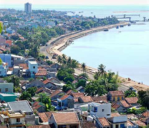 phu yen holds dialogue with investors