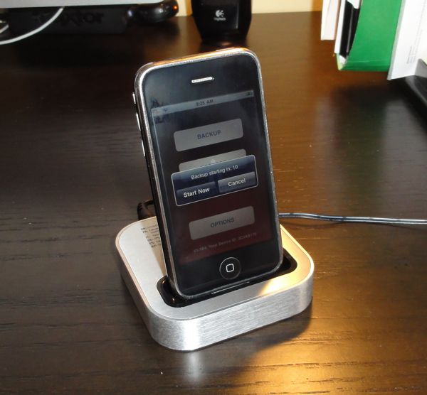 Hands-on review: Iomega’s SuperHero backup dock for iPhone
