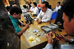 Customers trade SJC gold bullion at the Saigon Jewelry Co in Ho Chi Minh City February 18, 2013