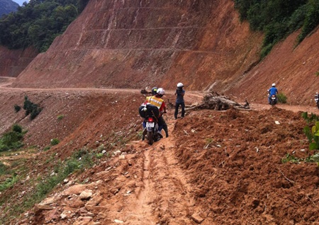 off road trip to pu luong tests backpackers motorbike skills