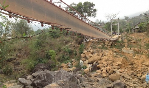 8 dead 30 injured as bridge breaks in vietnam