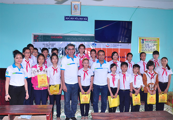 Standard Chartered Bank provides support to students in Hoi An