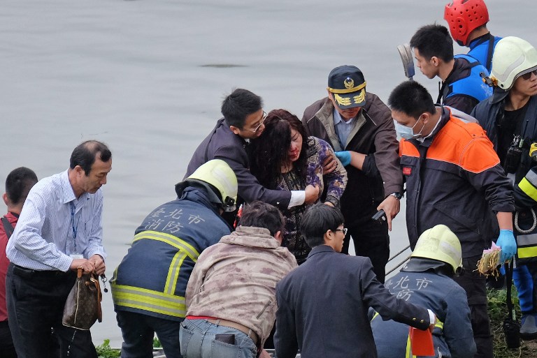 at least 25 dead after transasia plane plunges into taipei river