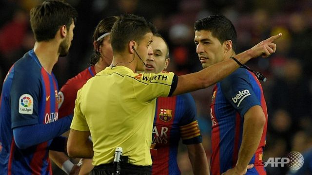 Suarez sent-off as Barca oust Atletico to reach final