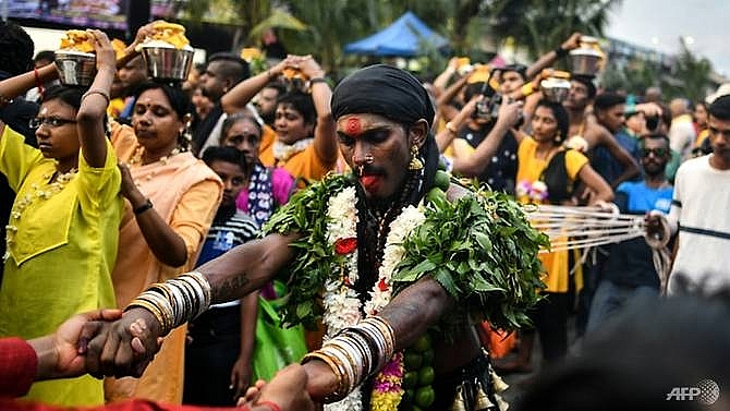 hundreds of thousands mark hindu festival in malaysia