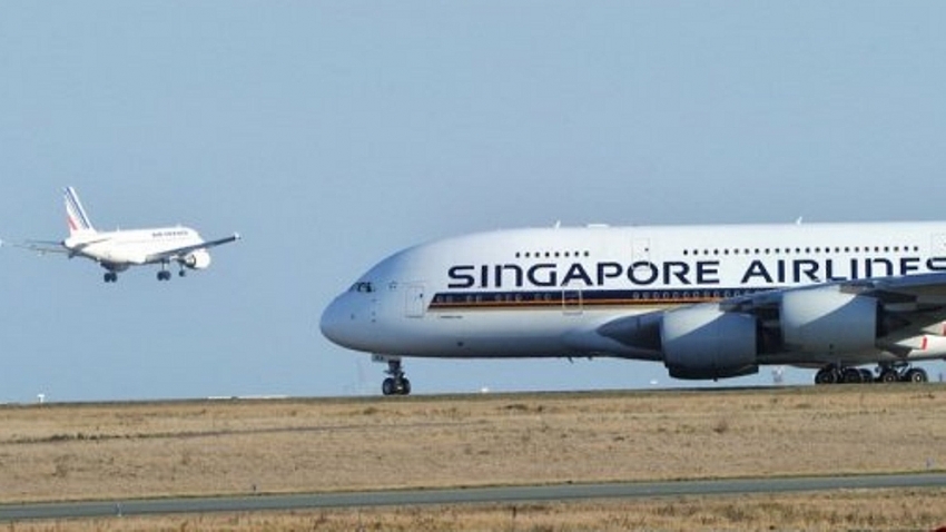bomb hoax delays singapore airlines flight from taipei