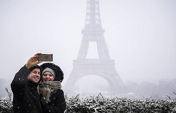Snow shuts Eiffel Tower as winter blast hits France