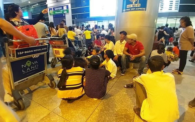 tan son nhat airport faces tet overloading news vietnamnet