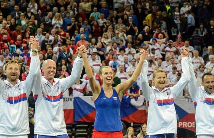 Kvitova leads Czechs into Fed Cup semi-finals