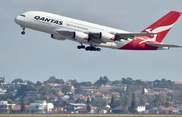 Qantas outlines pilot academy plans as profit soars