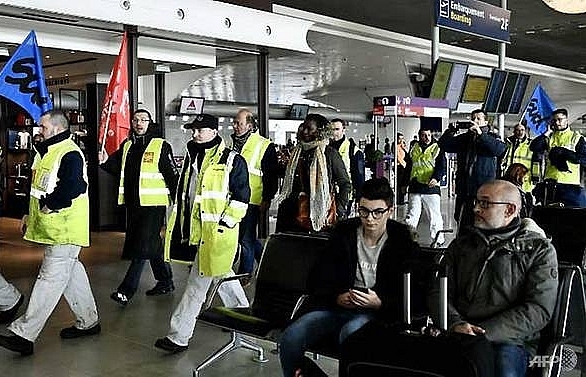 Air France pilots and stewards strike for pay rise