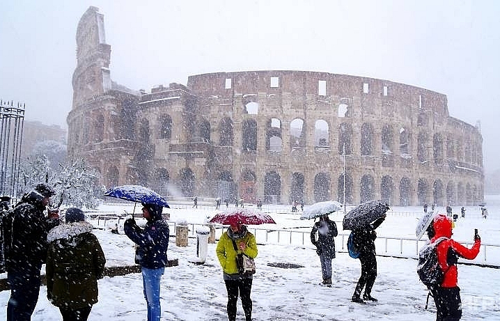 Snow falls in Rome as Europe hit by icy weather