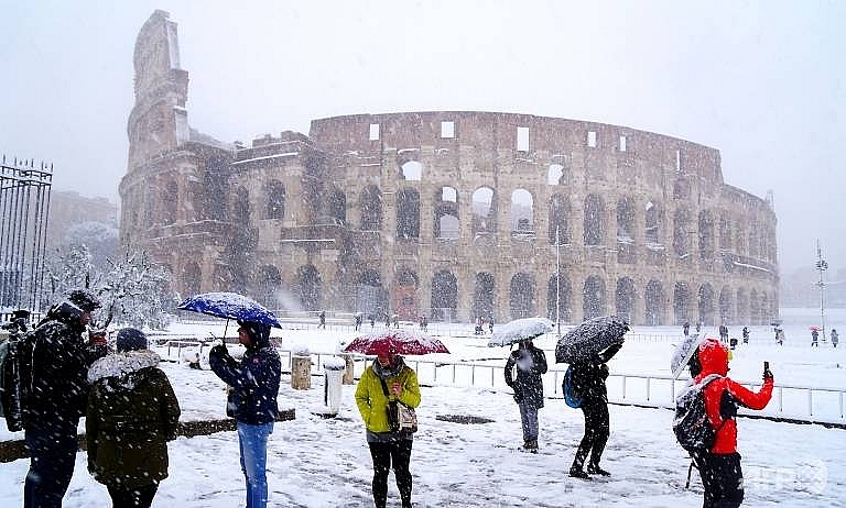 snow falls in rome as europe hit by icy weather