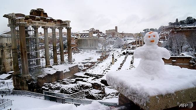 snow falls in rome as europe hit by icy weather