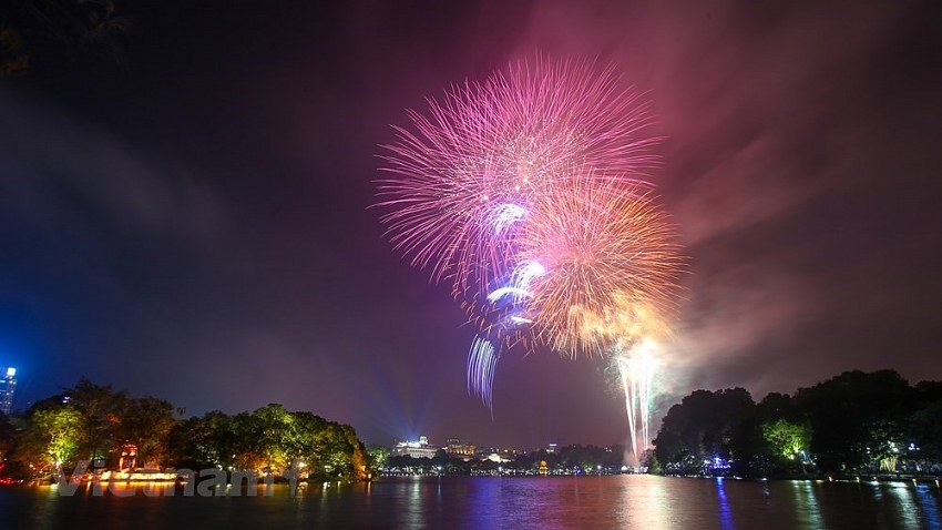 fireworks light up hanoi sky on new year eve