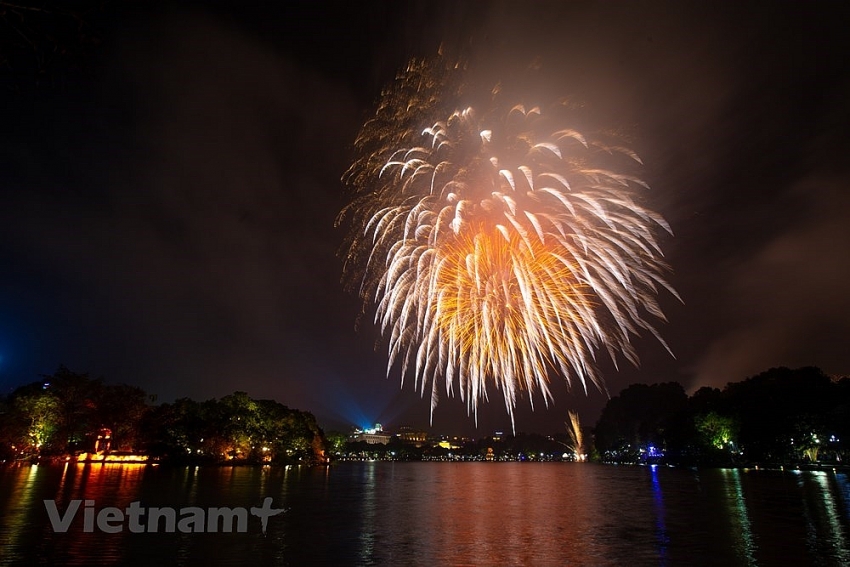 fireworks light up hanoi sky on new year eve