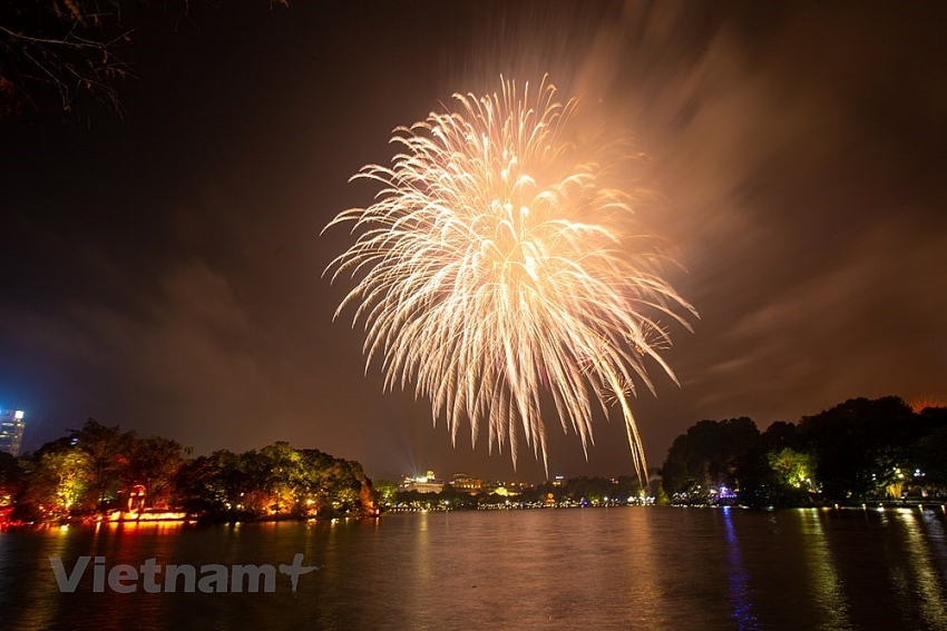 fireworks light up hanoi sky on new year eve