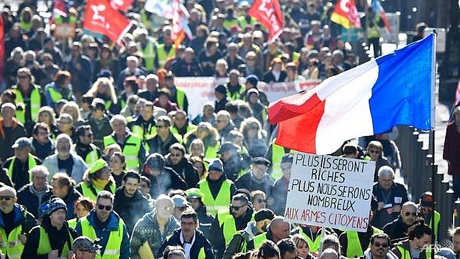 french yellow vests more prone to conspiracy theories survey