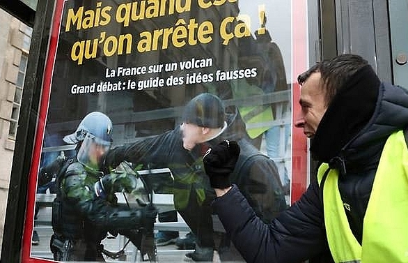 French 'yellow vest' boxer on trial for punching police