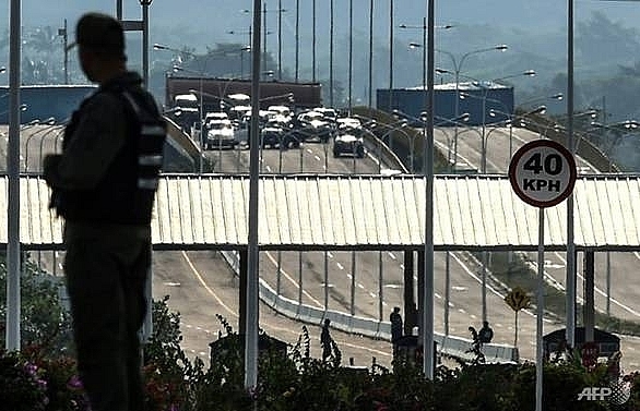 Venezuelans send out SOS signal from Colombian border