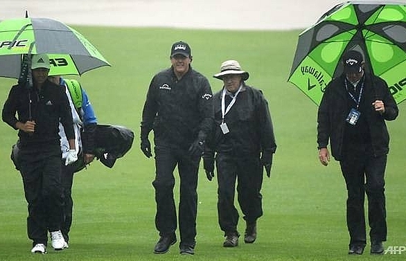 Mickelson, Woods on hold as rain delays play at Riviera