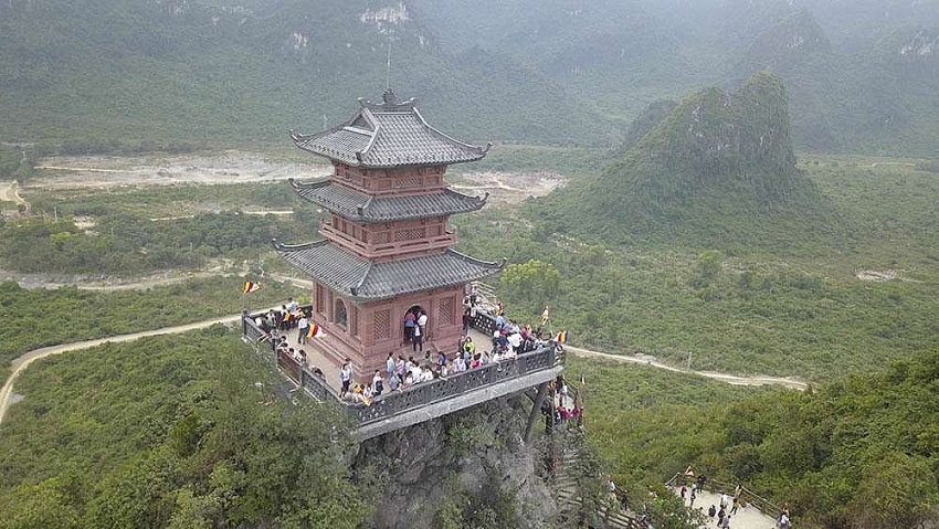 crowds rush to pagoda which is still under construction