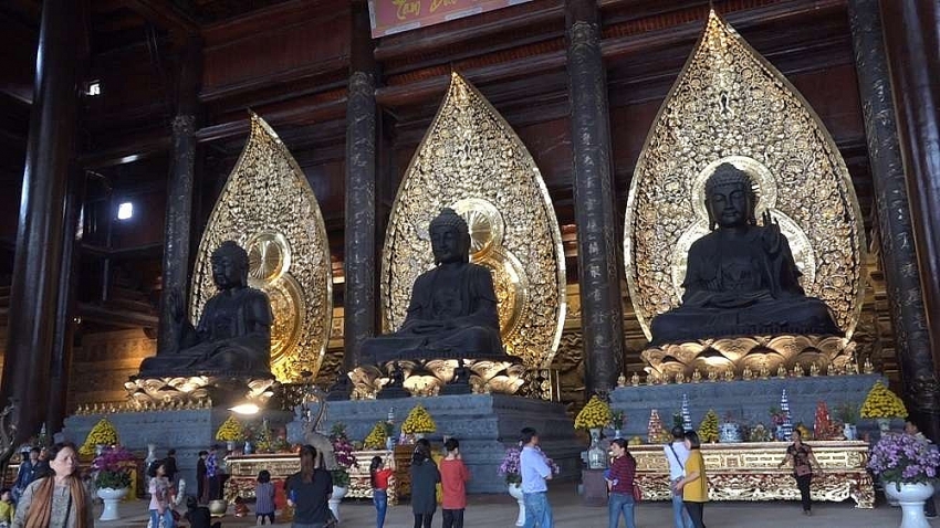 crowds rush to pagoda which is still under construction