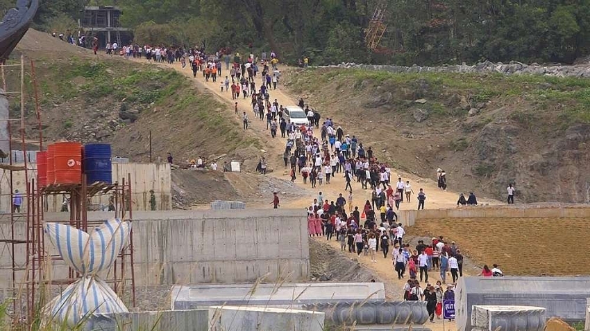 crowds rush to pagoda which is still under construction