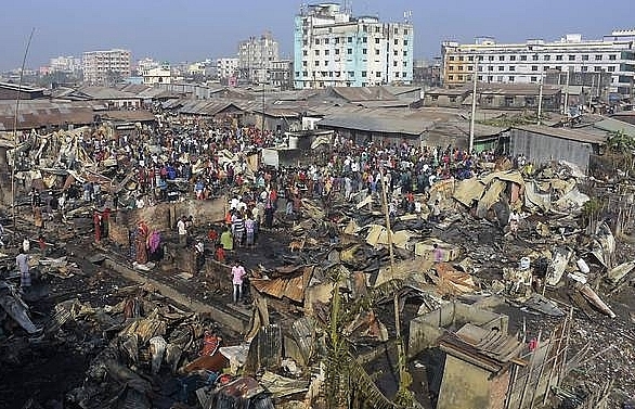 Fire sweeps through Bangladesh slum, killing nine